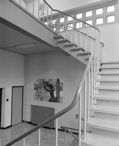 882018 Interieur van het Hoofdbureau van Politie (Paardenveld 1) in Wijk C te Utrecht: een trappenhuis met kunstwerken ...